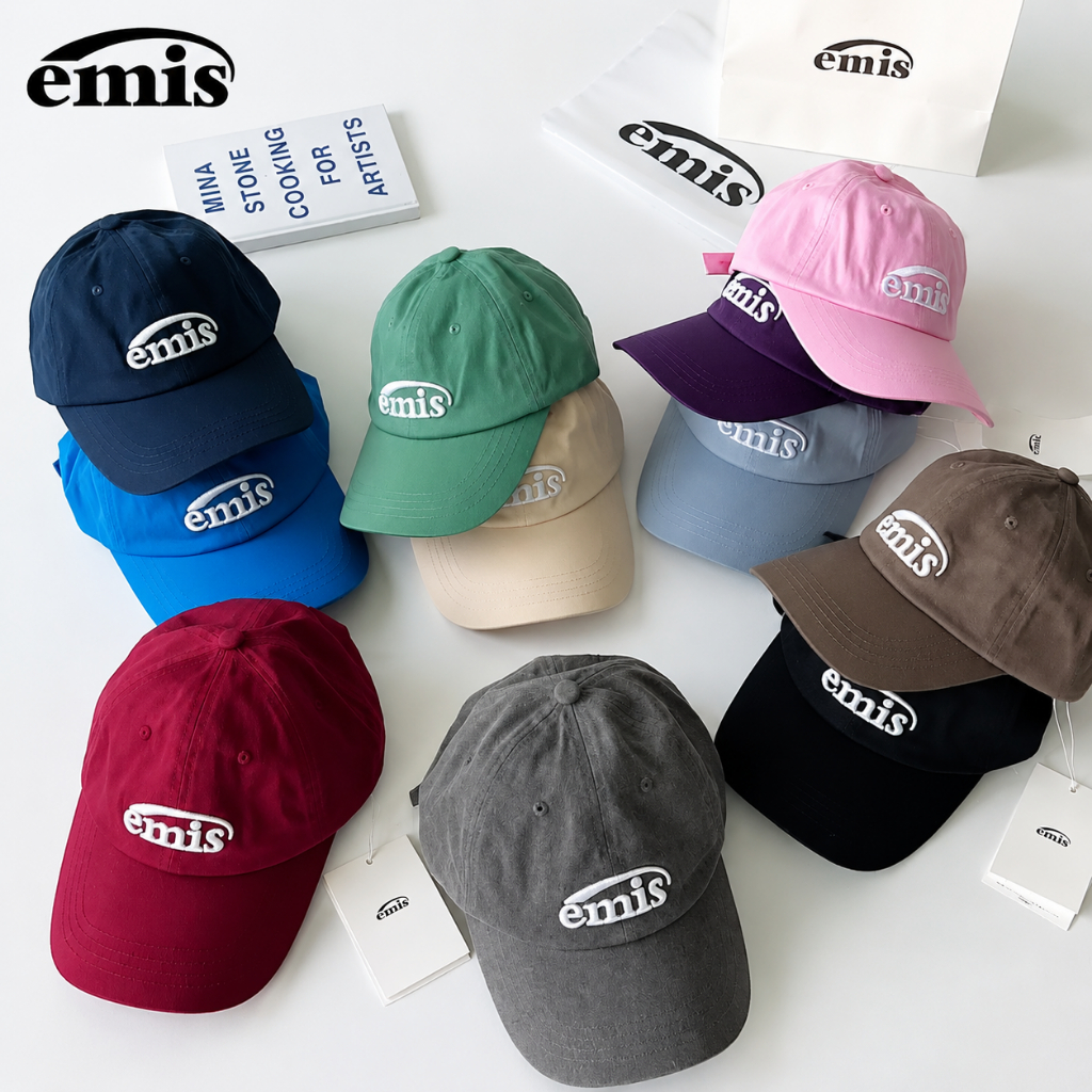 EMIS Logo Cap หมวกปักโลโก้สไตล์เกาหลี ดีไซน์มินิมอล ผ้าคอตตอนนุ่ม น้ำหนักเบา ปรับสายได้ สวมใส่สบาย เหมาะสำหรับผู้หญิง ผู้ชาย นักศึกษา และคนทำงาน ใช้ได้ทุกวัน เดินทาง เที่ยว คาเฟ่ และแต่งตัวแฟชั่น