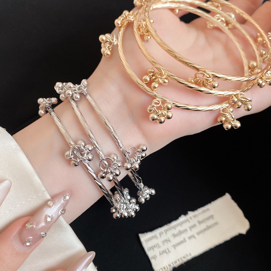 3 ชิ้น Light Gold Twisted สร้อยข้อมือกําไลข้อมือโลหะชุดผู้หญิง Tiny ลูกปัด Bell Charm ข้อมือบาง Hoops Minimalist Boho ทุกวันแฟชั่นเครื่องประดับของขวัญ