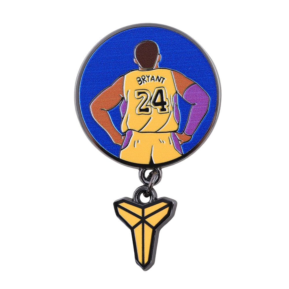 Kobe Bryant 24 Back View เคลือบ Pin พร้อม Mamba Logo Charm, Lakers Basketball Star Collectible Lapel