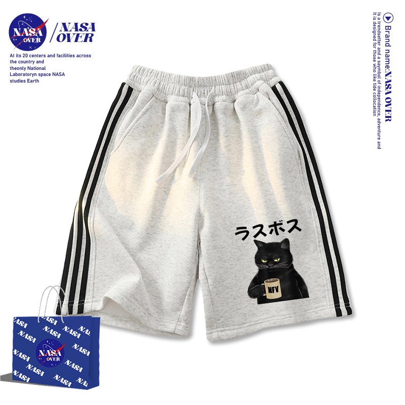 【จัดส่งจากกรุงเทพฯ】🔥NASA กางเกงขาสั้นห้าส่วน ยูนิเซ็กส์ ฤดูร้อน ทรงหลวม สามแถบ ลำลอง ใส่สบาย ระบายอากาศดี สีเทาอ่อน YG1660