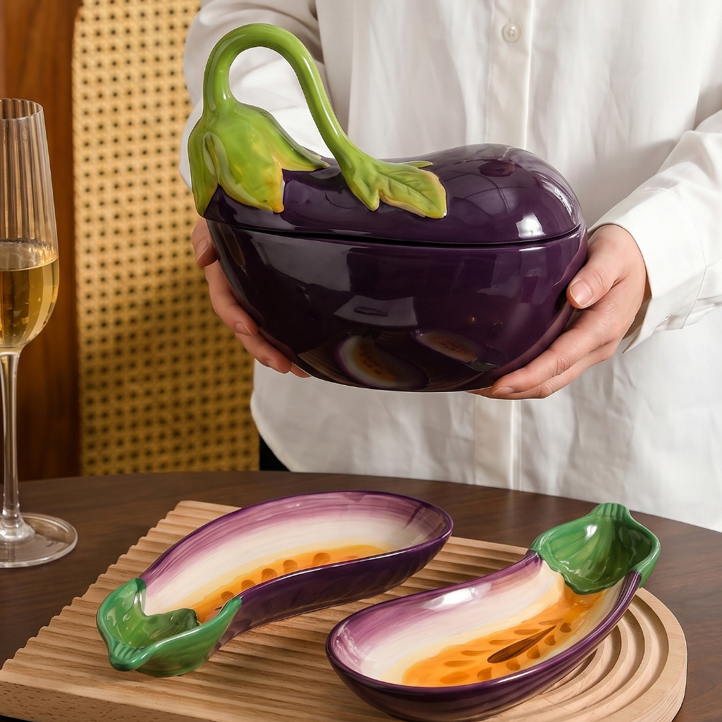 HongDian ชามเซรามิก ceramic porcelain bowl ทรงมะเขือม่วงเสมือนจริง พร้อมฝาปิด ดีไซน์สร้างสรรค์ ความจุใหญ่ ใช้ใส่ซุป แกง ข้าวต้ม ของหวาน หรืออาหารอบ เหมาะสำหรับบ้าน ร้านอาหาร โรงแรม งานเลี้ยง ปาร์ตี้ ใช้ได้กับไมโครเวฟ เตาอบ เครื่องล้างจาน และตู้ฆ่าเชื้อ