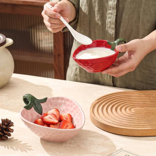 HongDian ซีรีส์สตรอว์เบอร์รีเซรามิก strawberry tableware เลือกแก้วมีฝา 440ml bowl 5/8 นิ้ว โถปรุงรส แจกัน/ที่ใส่ของ ผิวลายนูนผลไม้ สีแดงชมพู เซรามิกพรีเมียม สีใต้เคลือบไม่ซีด ใช้เครื่องล้างจาน ตู้อบฆ่าเชื้อ เหมาะชา กาแฟ ขนม ผลไม้ แต่งครัว ของขวัญ