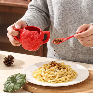 HongDian ซีรีส์สตรอว์เบอร์รีเซรามิก strawberry tableware เลือกแก้วมีฝา 440ml bowl 5/8 นิ้ว โถปรุงรส แจกัน/ที่ใส่ของ ผิวลายนูนผลไม้ สีแดงชมพู เซรามิกพรีเมียม สีใต้เคลือบไม่ซีด ใช้เครื่องล้างจาน ตู้อบฆ่าเชื้อ เหมาะชา กาแฟ ขนม ผลไม้ แต่งครัว ของขวัญ