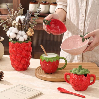 HongDian ซีรีส์สตรอว์เบอร์รีเซรามิก strawberry tableware เลือกแก้วมีฝา 440ml bowl 5/8 นิ้ว โถปรุงรส แจกัน/ที่ใส่ของ ผิวลายนูนผลไม้ สีแดงชมพู เซรามิกพรีเมียม สีใต้เคลือบไม่ซีด ใช้เครื่องล้างจาน ตู้อบฆ่าเชื้อ เหมาะชา กาแฟ ขนม ผลไม้ แต่งครัว ของขวัญ