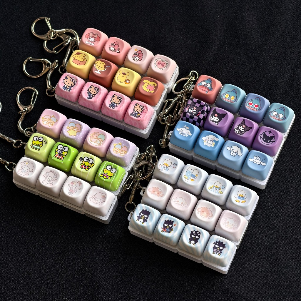 MAIMOOO มินิคีย์บอร์ดพวงกุญแจความเครียดบรรเทาของเล่นการ์ตูน Pochacco Kuromi Pompompurin Hello Kitty Hangyodon Melody Cinnamoroll น่ารัก Keycap พวงกุญแจ Sanrio Keycap จี้