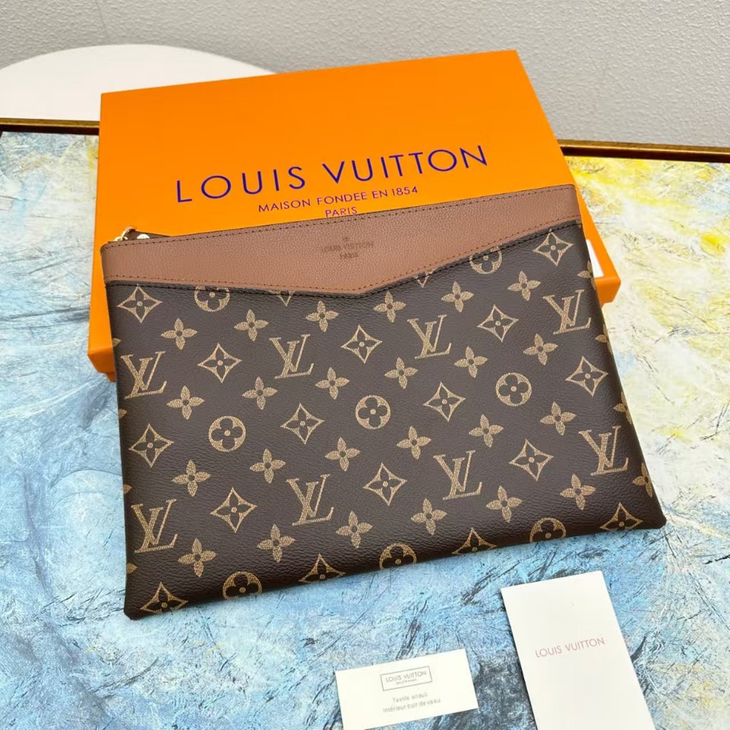 พร้อมส่ง เห็นเป็นที่ได้รับ กระเป๋าเดินทางใหม่ 64590 . ขนาด: 29.5x21x1ซม