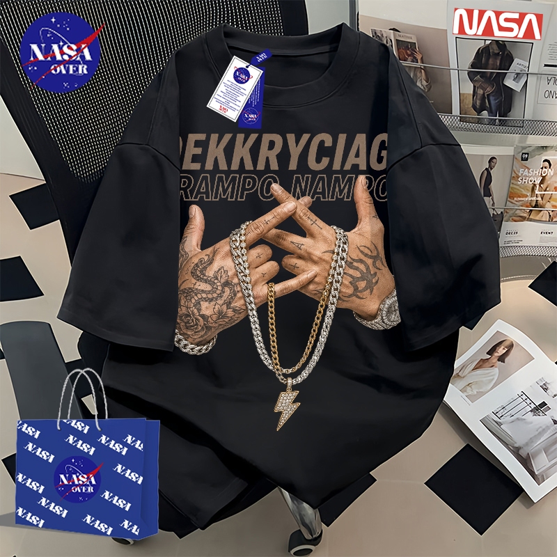 【จัดส่งจากกรุงเทพฯ】🔥NASA ฤดูร้อน ทรงหลวม คอกลม แขนสั้น hiphop ลายหลังมือ✋ ยูนิเซ็กส์ ดีไซน์ไม่ซ้ำ เทรนด์ เสื้อ YG4659