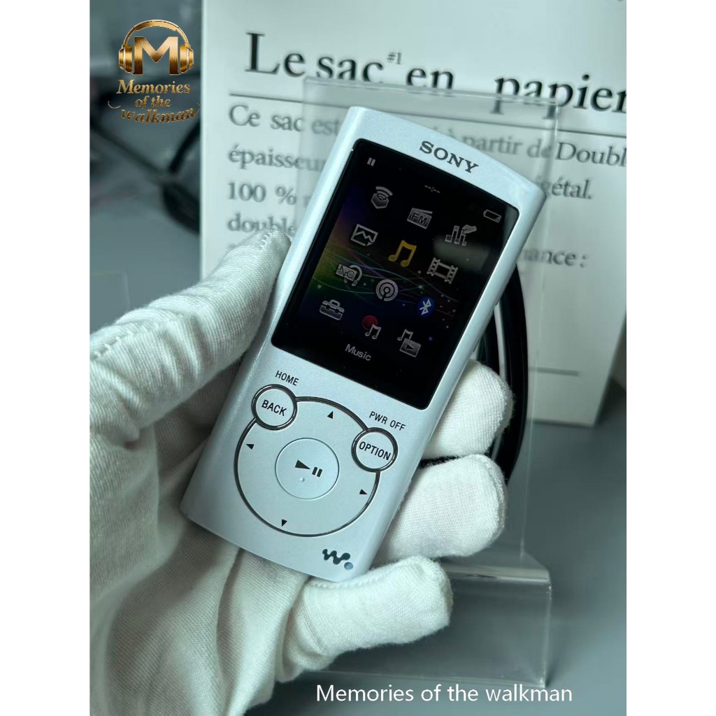 Sony NW-S766 เป็นเครื่องเล่น MP4/MP3 แบบพกพาพร้อมหน่วยความจําภายใน 32 GB ซึ่งรองรับภาษาระบบภาษาอังกฤ