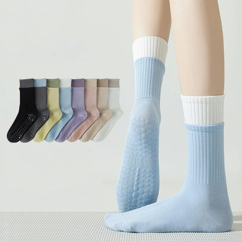 ถุงเท้ากันลื่นโยคะ – พื้นซิลิโคน ขอบตัดสี เนื้อนุ่ม ใส่ในบ้านและออกกำลังกาย