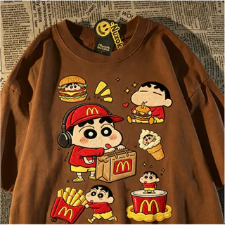 BOOM เสื้อคอกลมฤดูร้อน ผ้าฝ้าย 100% ลายการ์ตูนเครยอนชินจัง เสื้อยืดชายหญิงแขนสั้น ระบายอากาศดี