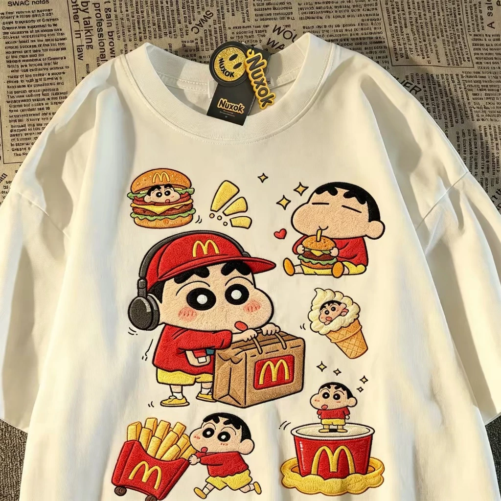 BOOM เสื้อคอกลมฤดูร้อน ผ้าฝ้าย 100% ลายการ์ตูนเครยอนชินจัง เสื้อยืดชายหญิงแขนสั้น ระบายอากาศดี