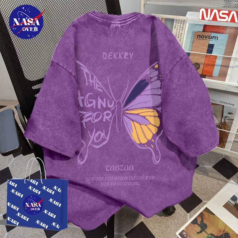 【จัดส่งจากกรุงเทพฯ】 NASA 100%Cotton ฤดูร้อน ทรงหลวม แขนสั้น กราฟฟิตี้ ลายผีเสื้อ ยูนิเซ็กส์ สีฟอกม่วง คอกลม เสื้อ YG4325
