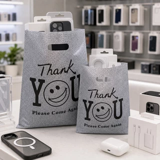 100 ใบ ถุงพลาสติกหูหิ้วลายหน้ายิ้มสีดำ THANK YOU แบบหนาและทนทาน เป็นมิตรต่อสิ่งแวดล้อม เหมาะสำหรับใส่ของขวัญ เสื้อผ้า และสินค้า พกพาได้สะดวก หูหิ้วแข็งแรง ช่วยจัดของให้เป็นระเบียบ เหมาะสำหรับร้านค้า การช้อปปิ้ง และใช้งานประจำวัน ใส่ของง่าย ถือสะดวกทุกวัน