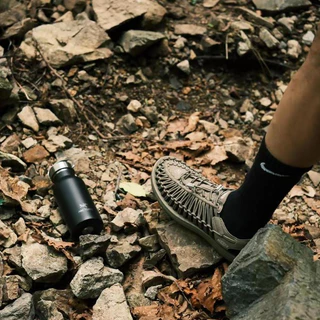 Keen Uneek ของแท้ (Khaki/White/Black) รองเท้าแตะกีฬากลางแจ้งแฮนด์เมด 100% ระบายอากาศได้ unisex