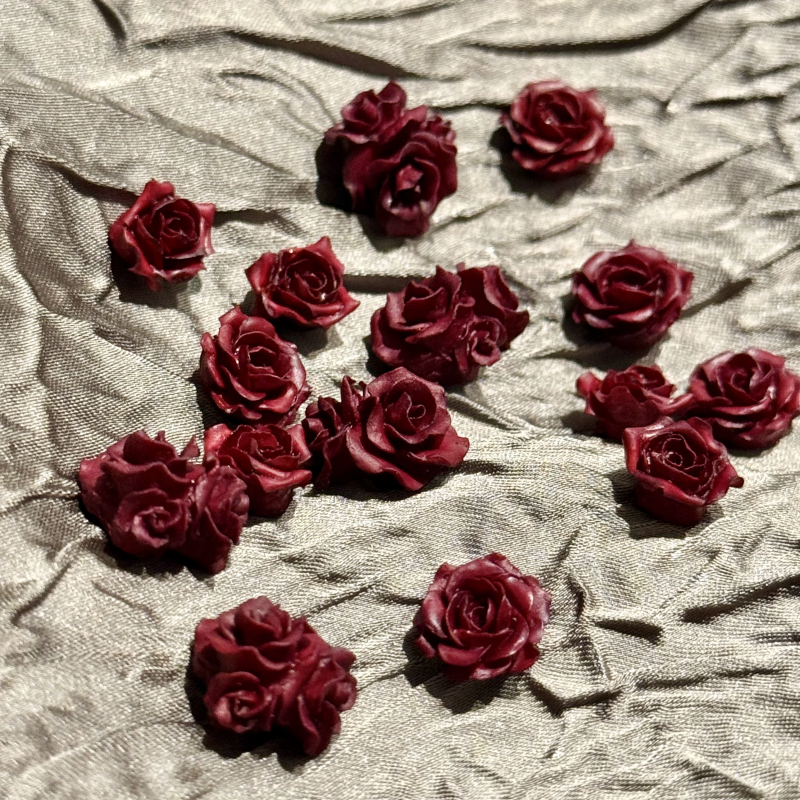 RHS ออนไลน์ 30 ชิ้น Mini Red Rose เรซิ่นเครื่องประดับค้นหา Junk Journal Nail Art สร้อยคอสร้อยข้อมือห