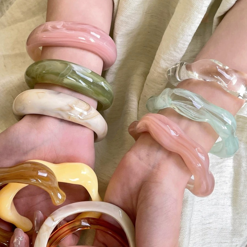 กำไลข้อมืออะคริลิคดีไซน์เรียบง่ายแฟชั่นทรงไม่สม่ำเสมอลายดอกไม้นูนเว้าแบบเปิดใส่ทุกวัน