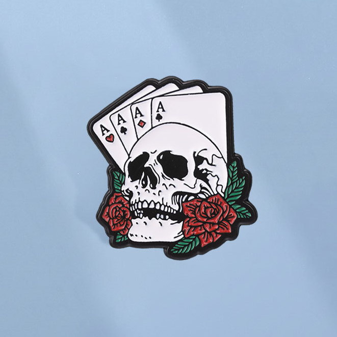 Gothic Poker Skull Red Rose เคลือบ Pin Punk Ghost Skeleton เข็มกลัดปกป้ายเสื้อผ้าอุปกรณ์เสริมของขวัญสําหรับเพื่อน