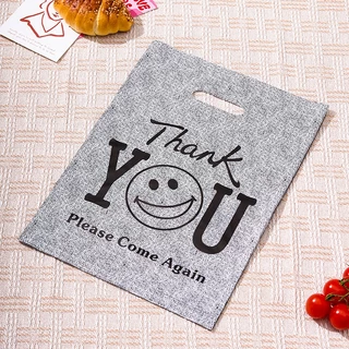 100 ใบ ถุงพลาสติกหูหิ้วลายหน้ายิ้มสีดำ THANK YOU แบบหนาและทนทาน เหมาะสำหรับใส่เสื้อผ้า ของขวัญ และสินค้า พกพาสะดวก หูหิ้วแข็งแรง ช่วยจัดของให้เป็นระเบียบ ใช้งานง่าย เหมาะสำหรับร้านค้า บูติก และการช้อปปิ้งในชีวิตประจำวัน เหมาะสำหรับการใช้งานทั่วไปในทุกวัน
