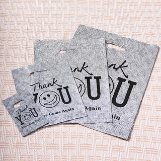 100 ใบ ถุงพลาสติกหูหิ้วลายหน้ายิ้มสีดำ THANK YOU แบบหนาและทนทาน เหมาะสำหรับใส่เสื้อผ้า ของขวัญ และสินค้า พกพาสะดวก หูหิ้วแข็งแรง ช่วยจัดของให้เป็นระเบียบ ใช้งานง่าย เหมาะสำหรับร้านค้า บูติก และการช้อปปิ้งในชีวิตประจำวัน เหมาะสำหรับการใช้งานทั่วไปในทุกวัน