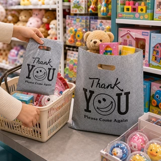 100 ใบ ถุงพลาสติกหูหิ้วลายหน้ายิ้มสีดำ THANK YOU แบบหนาและทนทาน เป็นมิตรต่อสิ่งแวดล้อม เหมาะสำหรับใส่ของขวัญ เสื้อผ้า และสินค้า พกพาได้สะดวก หูหิ้วแข็งแรง ช่วยจัดของให้เป็นระเบียบ เหมาะสำหรับร้านค้า การช้อปปิ้ง และใช้งานประจำวัน ใส่ของง่าย ถือสะดวกทุกวัน