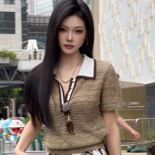 เสื้อกะทัดรัดด้วยแขนสั้นสไตล์ Chanel สำหรับฤดูร้อนปี 2025 ดีไซน์หรูหราและมี Polo collar เป็นเสื้อถักคุณภาพสูง