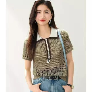 เสื้อกะทัดรัดด้วยแขนสั้นสไตล์ Chanel สำหรับฤดูร้อนปี 2025 ดีไซน์หรูหราและมี Polo collar เป็นเสื้อถักคุณภาพสูง