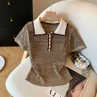 เสื้อกะทัดรัดด้วยแขนสั้นสไตล์ Chanel สำหรับฤดูร้อนปี 2025 ดีไซน์หรูหราและมี Polo collar เป็นเสื้อถักคุณภาพสูง