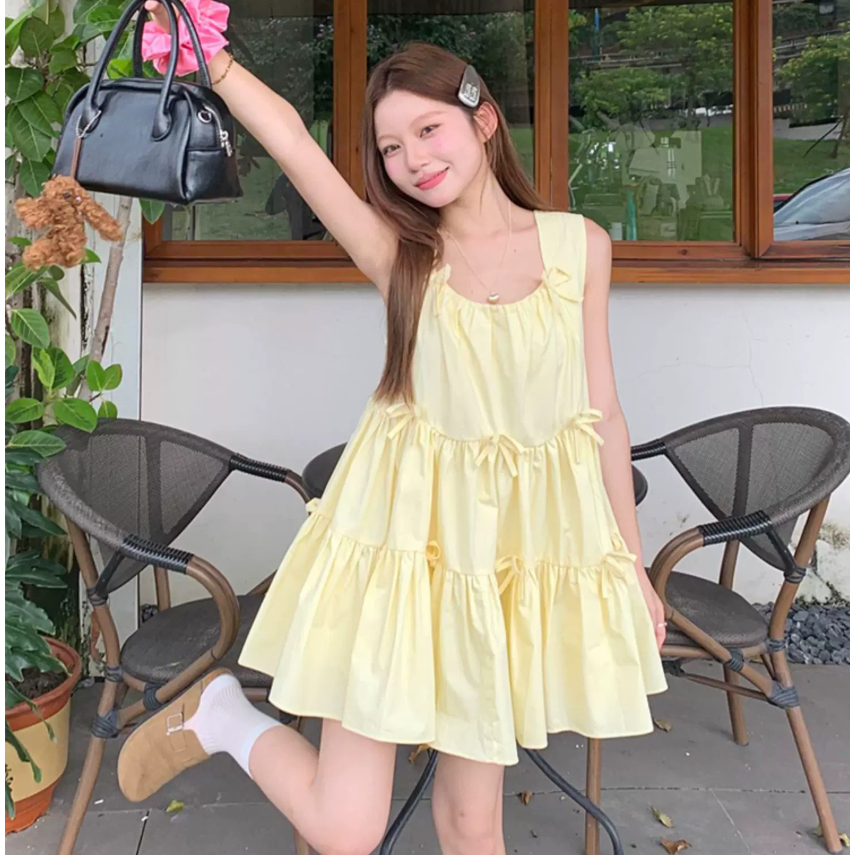 NZN เดรสบาบิดอลสีเหลืองครีมไร้แขนติดโบว์หลายชั้น ทรงหลวมปกปิดพุง เดรสสั้นไปเที่ยวฤดูร้อน