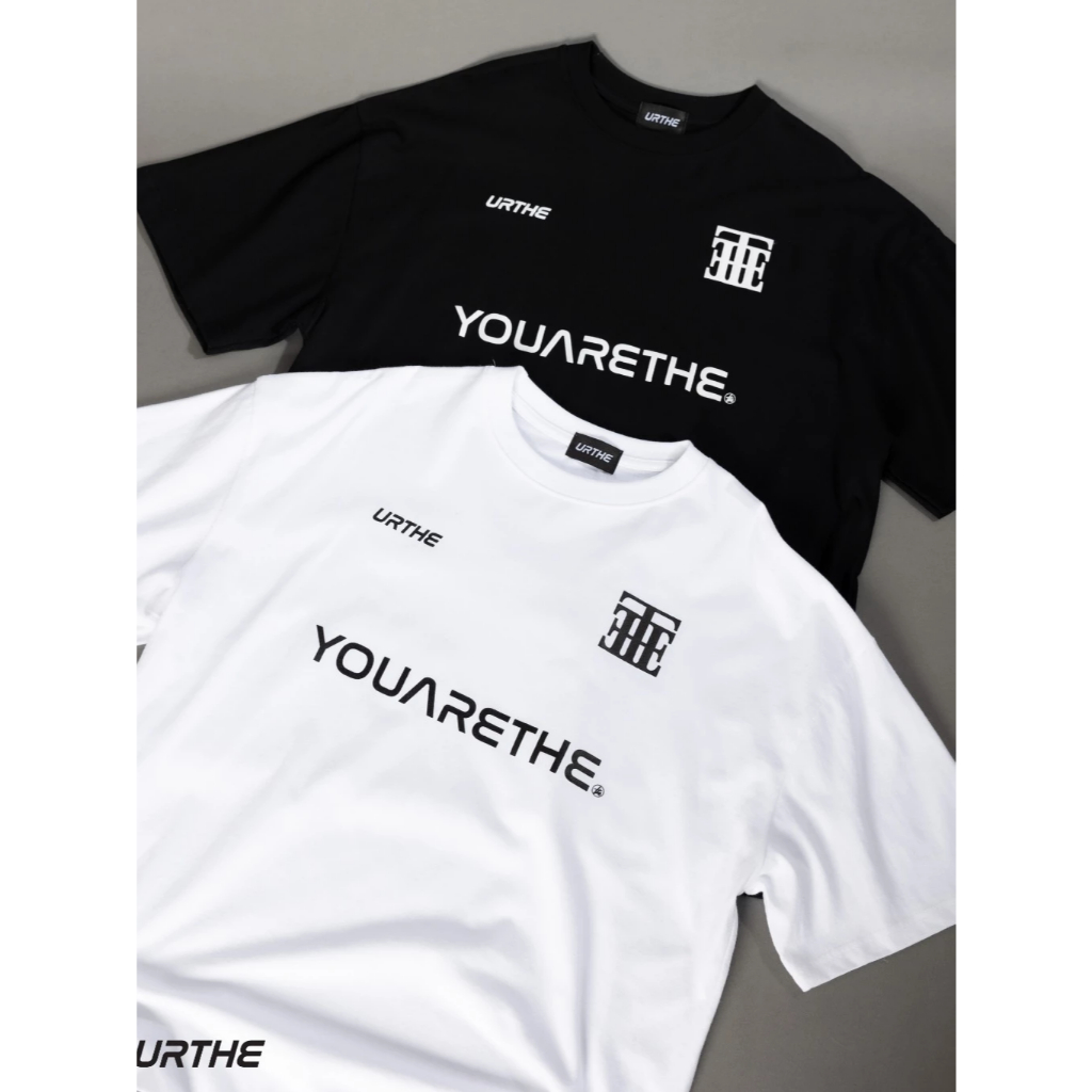 Unisex URTHE Minimal โลโก้ YOUARETHE Letter เสื้อยืดผ้าฝ้ายขนาดใหญ่ด้านหน้าแบรนด์ขนาดเล็กพิมพ์สีดําส