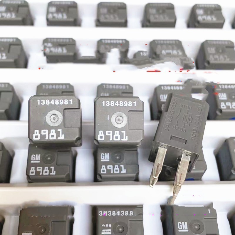 รีเลย์จิ๋ว 13848981 PA66-GF33 DC12V 20A รีเลย์รถยนต์ 4 พิน