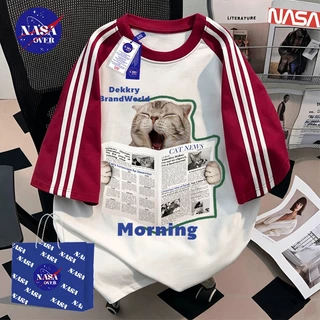 【จัดส่งจากกรุงเทพฯ】NASA✨สไตล์เกาหลีแฟชั่น✨เสื้อยืดโอเวอร์ไซส์แขนสั้นสำหรับผู้หญิงลายพิมพ์แมวน้อยจากหนังสือพิมพ์คอตตอนคอวงรุ่น 🌟🌸 YG404