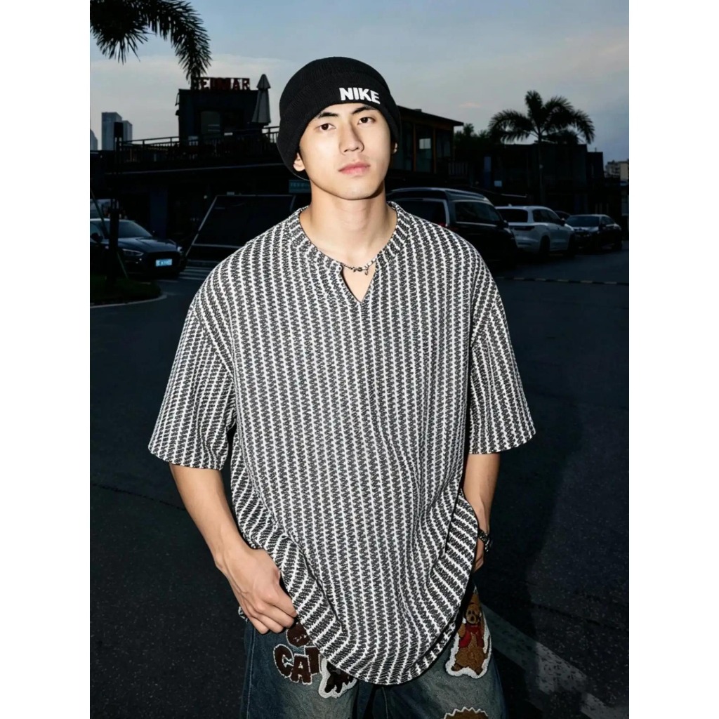 เสื้อยืดผู้ชายคอวี ลายก้างปลา แขนสั้น ทรงหลวม เนื้อผ้าทอมีเท็กซ์เจอร์ สีขาวดำ สไตล์สตรีท ใส่ลำลอง M-2XL