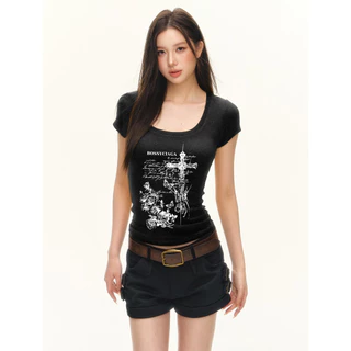BOSSY เสื้อยืดแขนสั้นคอ‑U สไตล์อเมริกันวินเทจ ลายกุหลาบและตัวอักษร ทรงเข้ารูป ผ้าฝ้ายแท้ 100%#F+5841