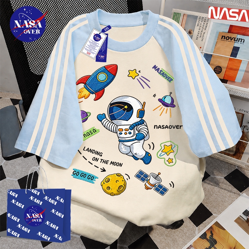【จัดส่งจากกรุงเทพฯ】🔥NASA ฤดูร้อน ทรงหลวม คอกลม แขนสั้น ไซไฟ ลายนักบินอวกาศ🚀 ยูนิเซ็กส์ สีผสม สามแถบ เทรนด์ เสื้อ YG4473