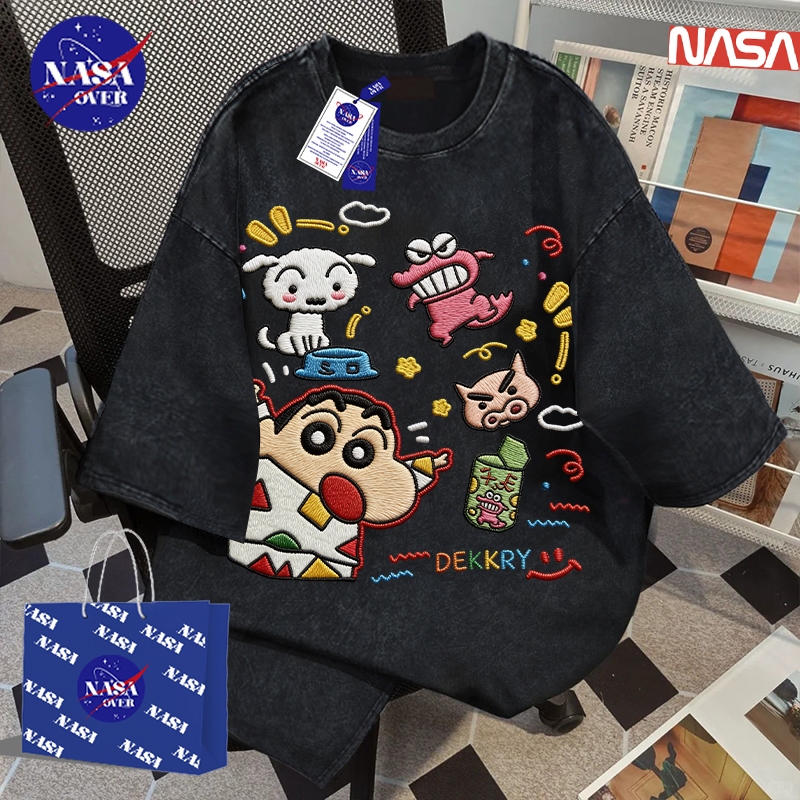 【จัดส่งจากกรุงเทพฯ】🔥NASA 100%Cotton ยูนิเซ็กส์ ฤดูร้อน แขนสั้น แนวการ์ตูนขี้เล่น ลายชินจัง👦 ทรงใหญ่ สีฟอกเทา คอกลม เสื้อ YG4585