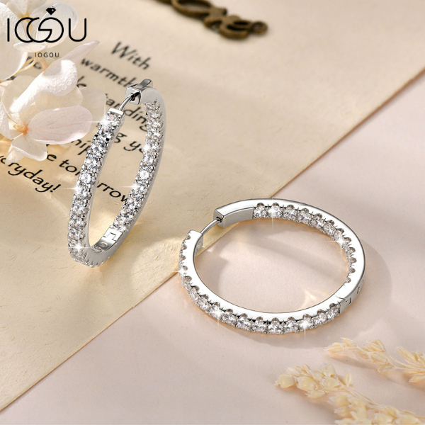 IOGOU 36 มม.ต่างหูห่วงเพทายขนาดใหญ่ชุบทอง Huggie รอบ 3.0 มม.ประกายสวยคลาสสิกหรูหราแฟชั่นเครื่องประดับสําหรับผู้หญิงสวมใส่ทุกวันของขวัญปาร์ตี้ครบรอบปัจจุบัน