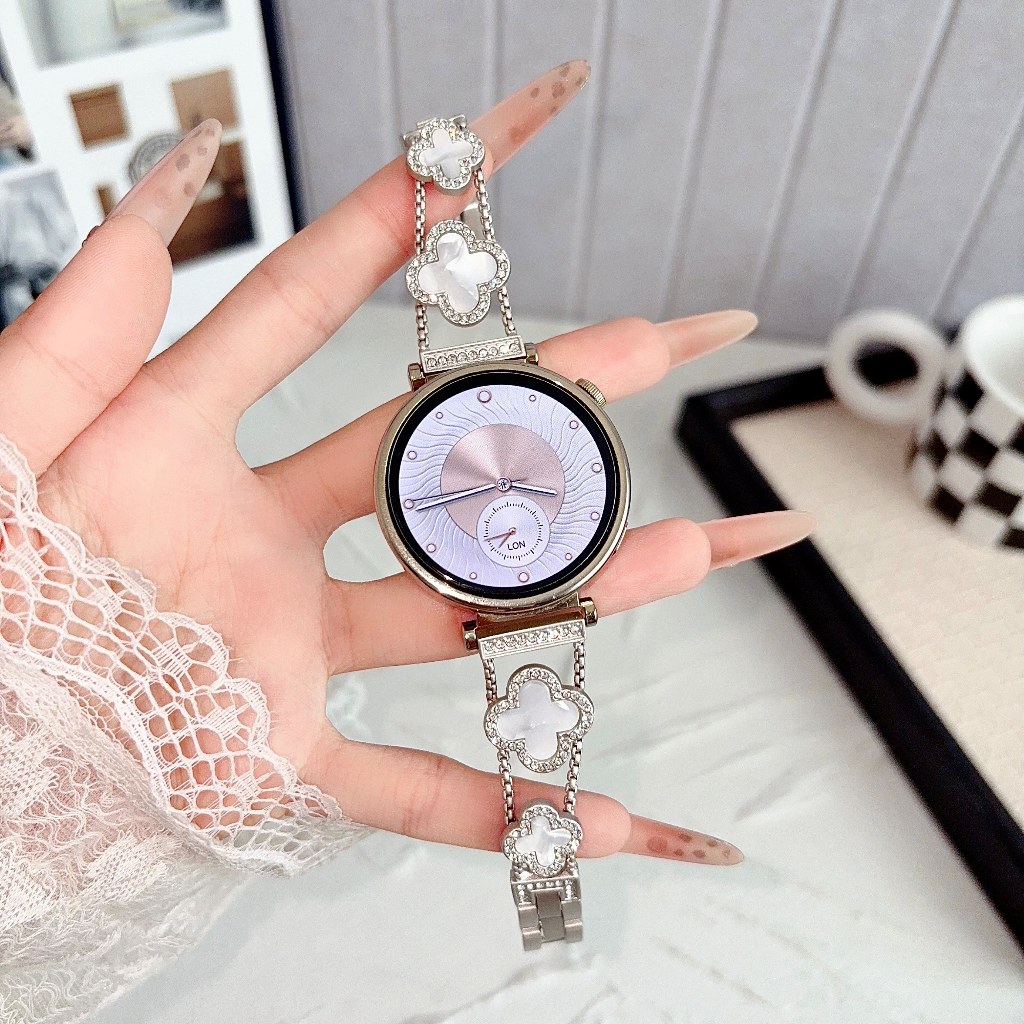 Huawei นาฬิกา GT6 41 มม.Clover โลหะ GT5 41 มม./GT5 Pro 42 มม.สายนาฬิกาอัจฉริยะสายรัดข้อมือ GT3 สายคล้องคอผู้หญิงเหมาะสําหรับ Fit3/Fit4/Fit5 นาฬิกาอุปกรณ์เสริม 18/20/22 แฟชั่น Elegant