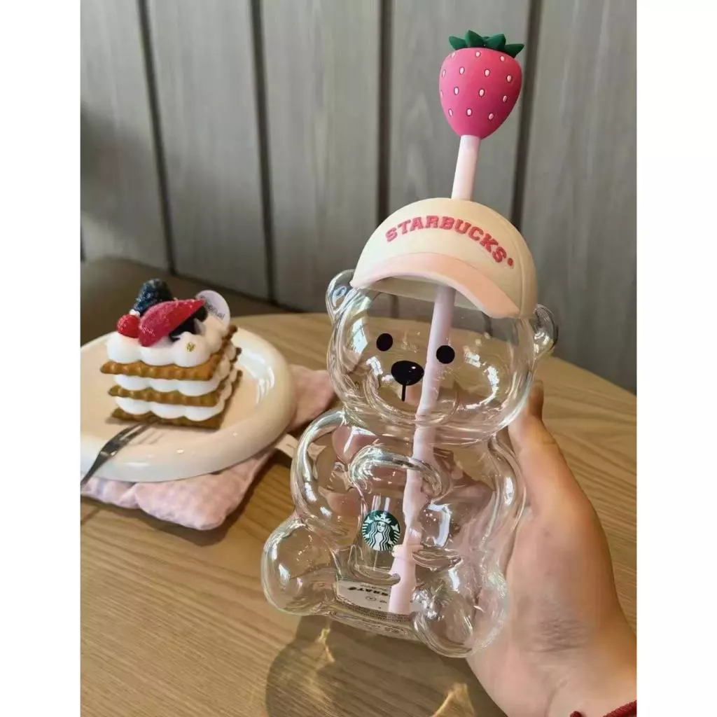 ★Ins Ins Starbucks 591ml สตรอเบอร์รี่เบสบอลหมวกหมีน้อยแก้วฟางถ้วยถ้วยน้ําถ้วยเครื่องดื่มInsสไตล์Influencerโปร่งใสยี่ห้อใหม่Starbucksสตรอเบอร์รี่หมีน้อยแก้วฟาง,591mlความจุขนาดใหญ่,วัสดุแก้ว