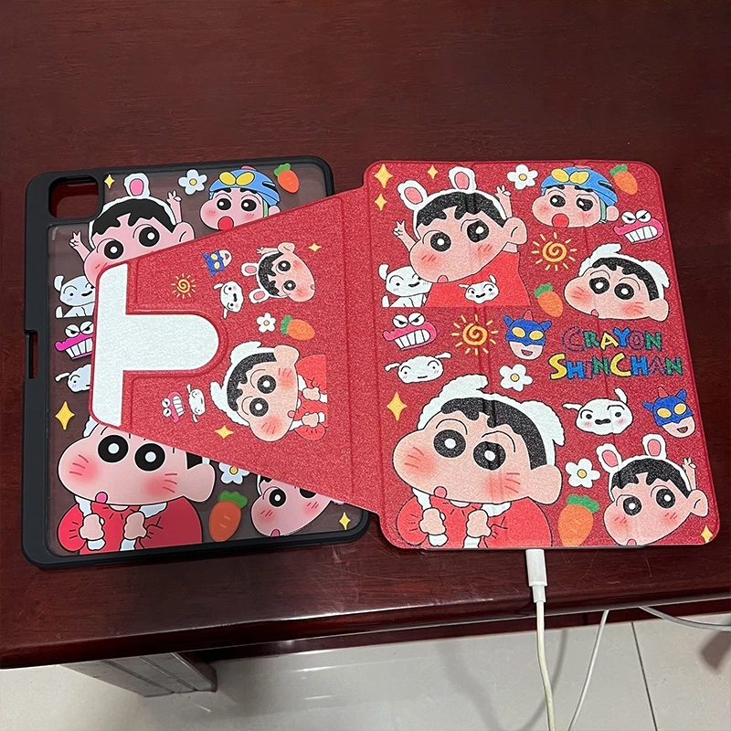360° ฝาครอบ iPad เครยอนชินจังหมุนได้พร้อมที่วางปากกา, เคสกันกระแทกเต็มตัวสําหรับ iPad ทุกรุ่น, การออกแบบการ์ตูนสีแดง