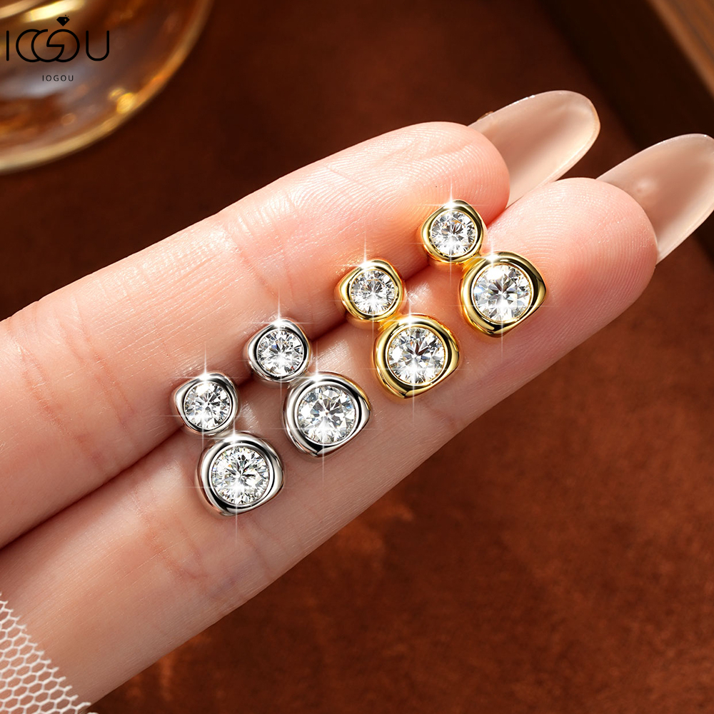 IOGOU GRA ได้รับการรับรอง 0.5ct 5mm Moissanite & 4mm CZ Infinity สัญลักษณ์ต่างหูสตั๊ดสําหรับผู้หญิง Gold Plated D VVS1 ประกายหรูหราคลาสสิกทุกวันสวมใส่เครื่องประดับของขวัญวันเกิดครบรอบ