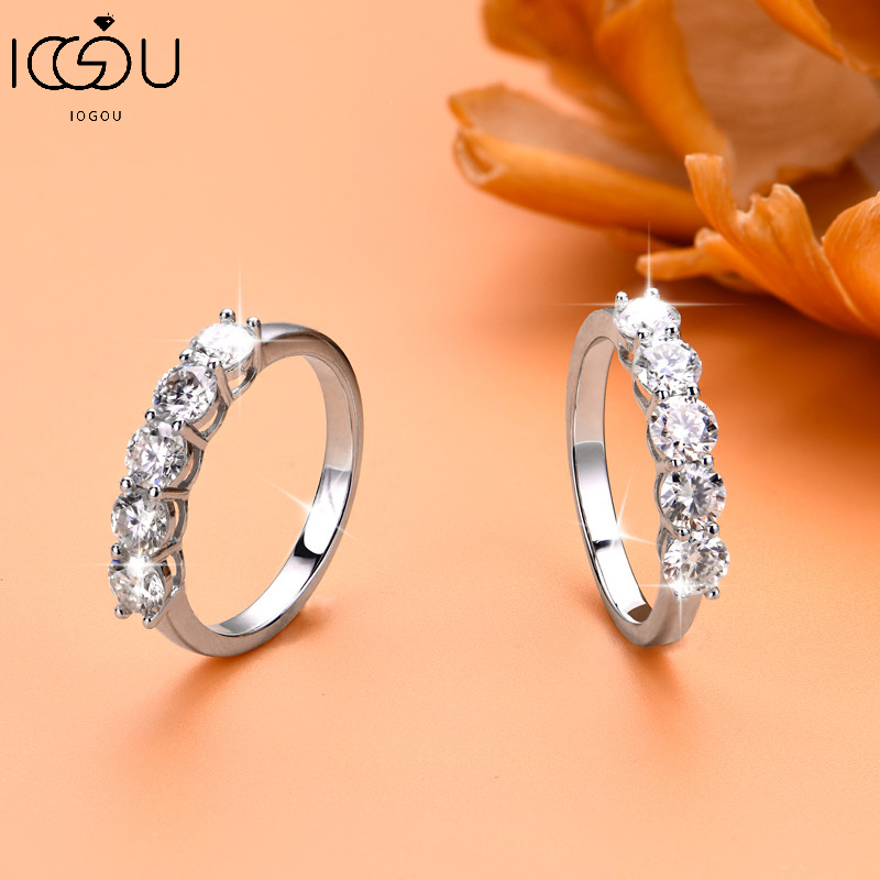 IOGOU GRA ได้รับการรับรอง 1.5ct Moissanite 5-Stone ครบรอบแหวนผู้หญิง D สีทองชุบคลาสสิกทุกวันสวมใส่เครื่องประดับ Fine ของขวัญสําหรับวันเกิดหมั้นงานแต่งงานวันวาเลนไทน์