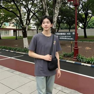 【เลือก 2 ชิ้น】เสื้อรุ่นใหม่นี้มีให้เลือก 7 สี ดีไซน์เรียบง่าย แขนสั้น คอกลม และผลิตจากผ้าที่นุ่มสบาย ระบายอากาศได้ดี และดูดซับเหงื่อ