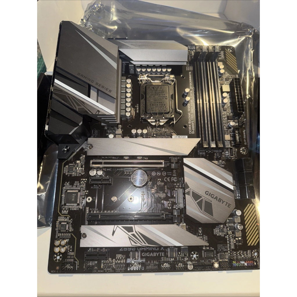 เมนบอร์ดสําหรับเล่นเกม GIGABYTE Z590 Intel 11th Gen Z590 DDR4 LGA 1200
