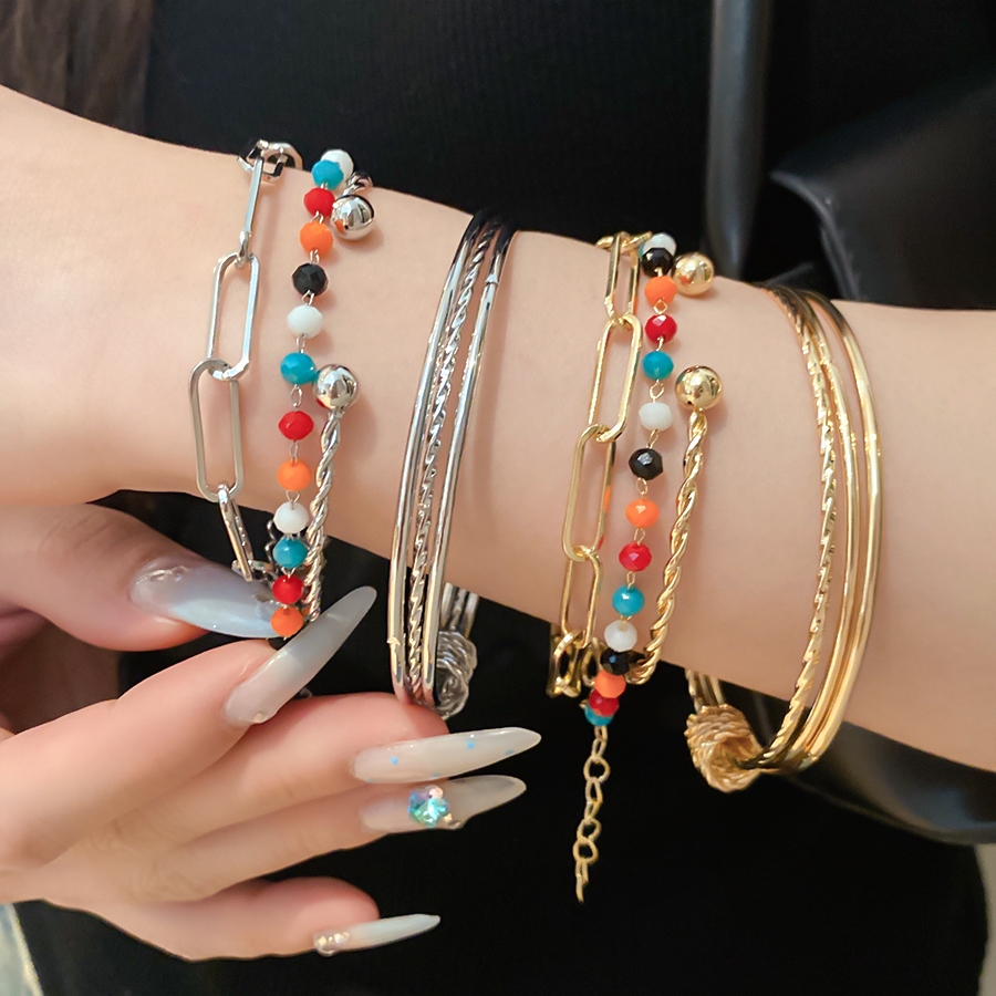 สร้อยข้อมือหลายสไตล์ซ้อนด้วยลูกปัดที่มีสีสันและหัวใจเสน่ห์น้ําหนักเบาออกแบบหรูหราสําหรับผู้หญิงเหมาะสําหรับสวมใส่ทุกวันและชุดสไตล์