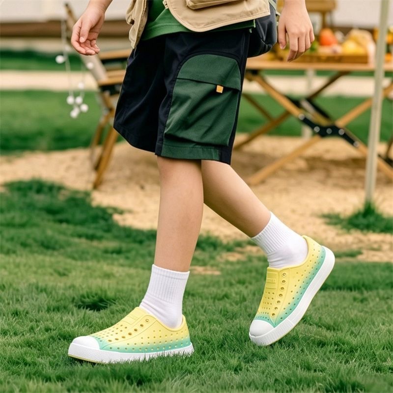 Breathable Gradient Clogs เด็กผู้ใหญ่กันน้ําลื่น EVA รองเท้าแตะชายหาดสระว่ายน้ําสวมใส่ทุกวัน 24-40