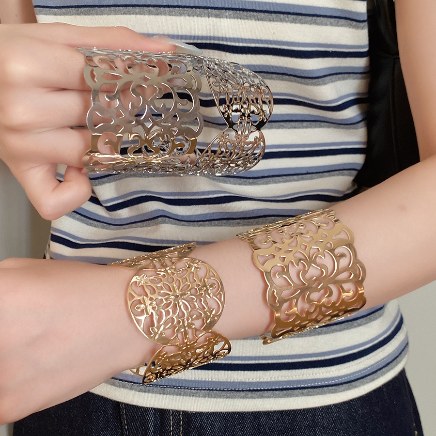 ชุดกําไลข้อมือเปิดข้อมือกว้างพร้อมการออกแบบ Filigree Hollow Out ในโทนสีทองและสีเงินสร้อยข้อมืองบสไตล์วินเทจสําหรับผู้หญิงสวมใส่ทุกวันและปาร์ตี้