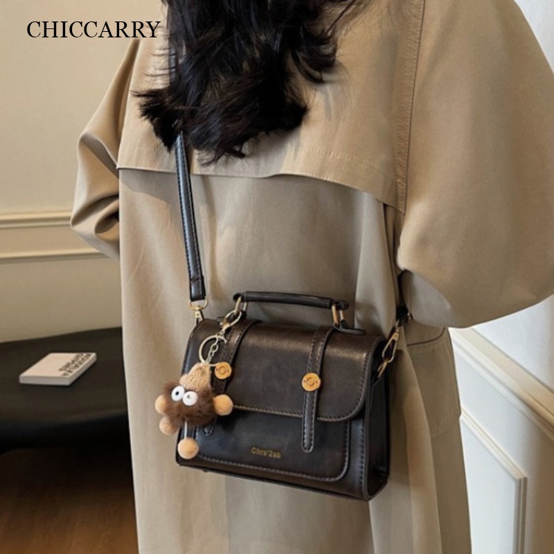CHICCARRY กระเป๋าเคมบริดจ์วินเทจ มีขนปอมปอม สำหรับถือและสะพายข้าง