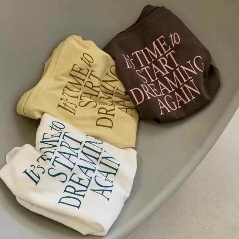 พร้อมส่ง**เสื้อยืดปาดไหล่แขนสั้น ทรงหลวม ผ้ากึ่งโปร่งแสงบางเบา พิมพ์ลายตัวอักษร
