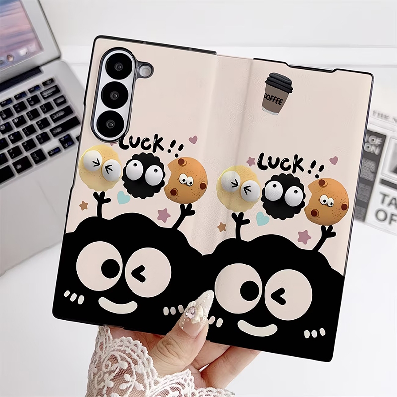 ปลอกสําหรับ Samsung Galaxy Z พับ 7 6 5 4 3 W25 น่ารัก Lucky Soot Sprite กาแฟพิมพ์ PU หนังกรณี ZFold7