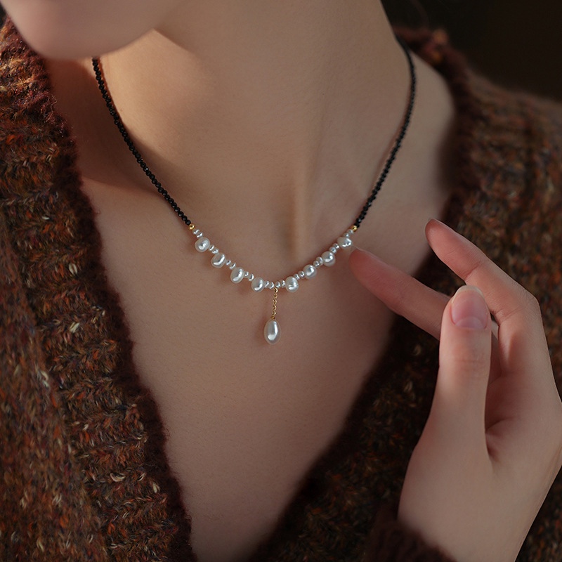 มุกน้ําจืดสีดํา Spinel สร้อยคอแฟชั่นอารมณ์สีดํา Spinel Faceted ลูกปัด Clavicle Chain